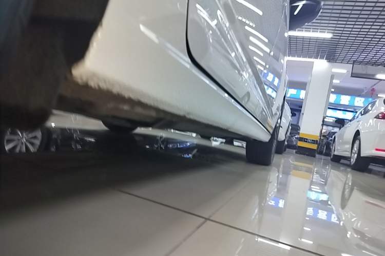 Used Volkswagen Sagitar 2023 300TSI DSG Excellence Edition Right Side Sill