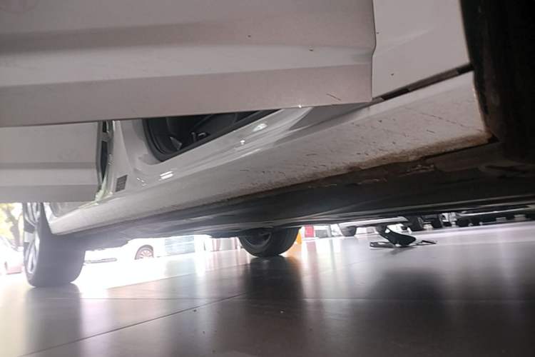 Used Volkswagen Sagitar 2023 300TSI DSG Excellence Edition Right Side Sill
