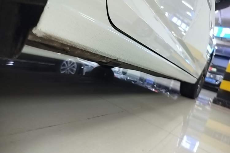 Used Volkswagen Sagitar 2023 300TSI DSG Excellence Edition Right Side Sill