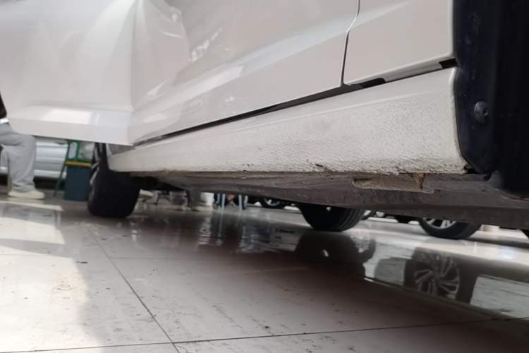Used Volkswagen Sagitar 2023 300TSI DSG Excellence Edition Right Side Sill