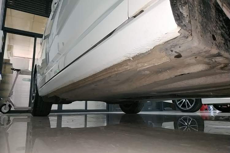 Used Volkswagen Sagitar 2023 300TSI DSG Excellence Edition Right Side Sill