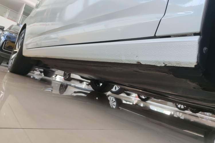 Used Volkswagen Sagitar 2023 300TSI DSG Excellence Edition Right Side Sill