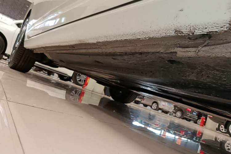 Used Volkswagen Sagitar 2023 300TSI DSG Excellence Edition Right Side Sill