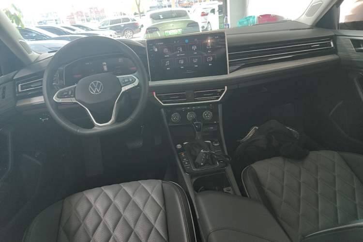 Used Volkswagen Sagitar 2023 300TSI DSG Excellence Edition Center Console