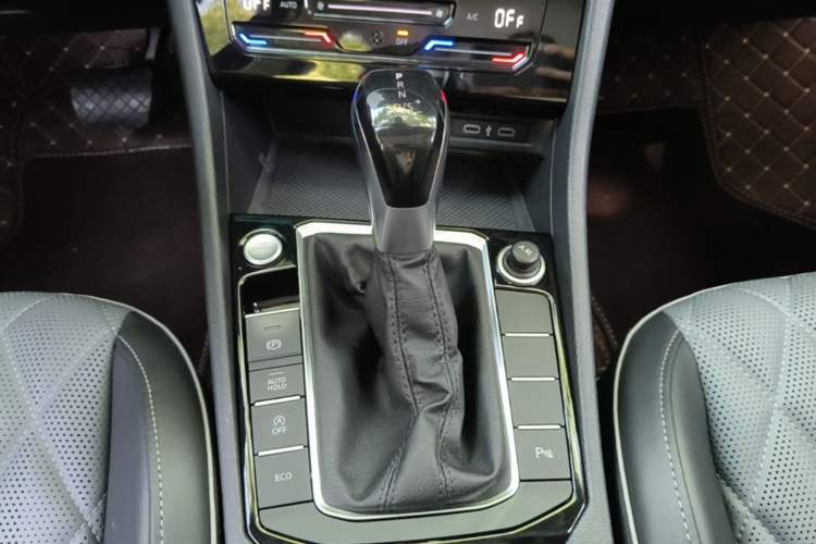 Used Volkswagen Sagitar 2023 280TSI DSG Excellence Edition Gear Lever
