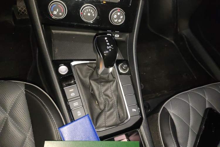 Used Volkswagen Sagitar 2023 300TSI DSG Excellence Edition Gear Lever