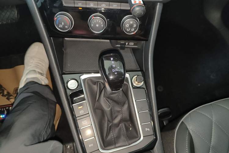 Used Volkswagen Sagitar 2023 300TSI DSG Excellence Edition Gear Lever