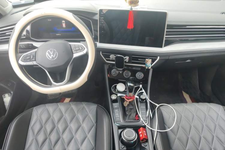 Used Volkswagen Sagitar 2024 300TSI DSG Excellence Edition Center Console