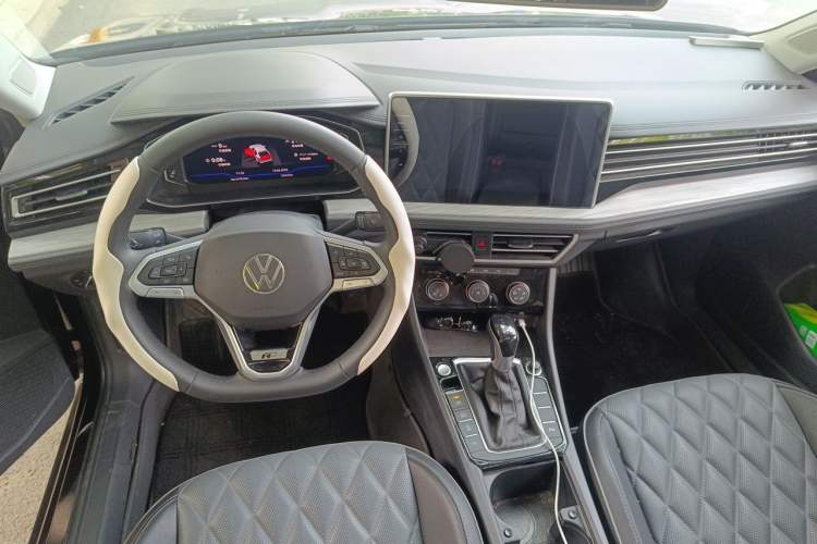 Used Volkswagen Sagitar 2024 300TSI DSG Excellence Edition Center Console