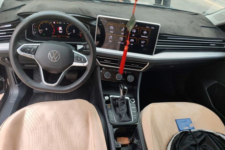 Used Volkswagen Sagitar 2024 300TSI DSG Excellence Edition Center Console