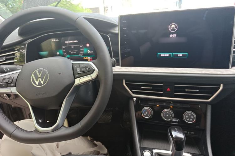 Used Volkswagen Sagitar 2024 300TSI DSG Excellence Edition Center Console