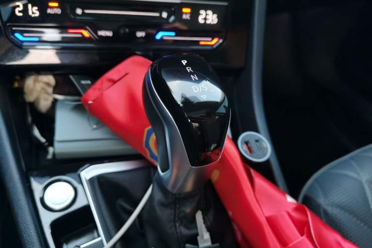 Used Volkswagen Sagitar 2024 300TSI DSG Excellence Edition Gear Lever