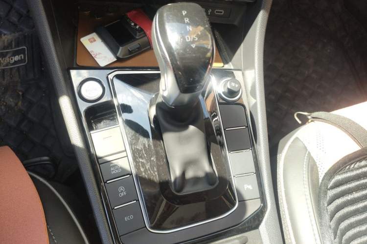 Used Volkswagen Sagitar 2024 300TSI DSG Excellence Edition Gear Lever