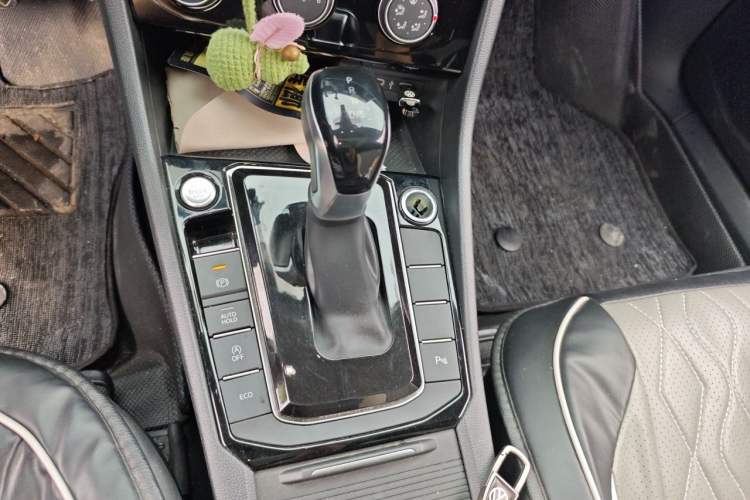 Used Volkswagen Sagitar 2024 300TSI DSG Excellence Edition Gear Lever