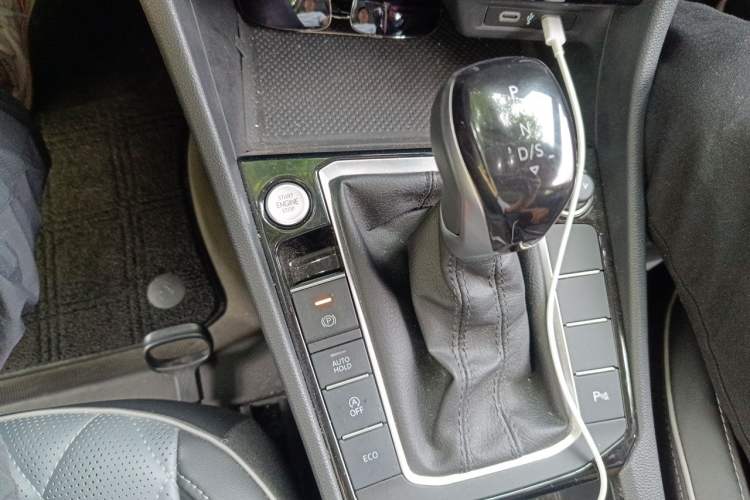 Used Volkswagen Sagitar 2024 300TSI DSG Excellence Edition Gear Lever