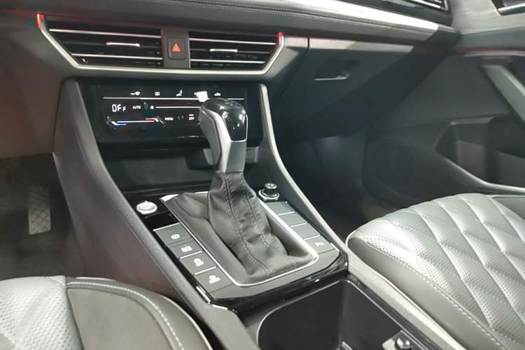 Used Volkswagen Sagitar 2024 300TSI DSG Excellence Edition Gear Lever