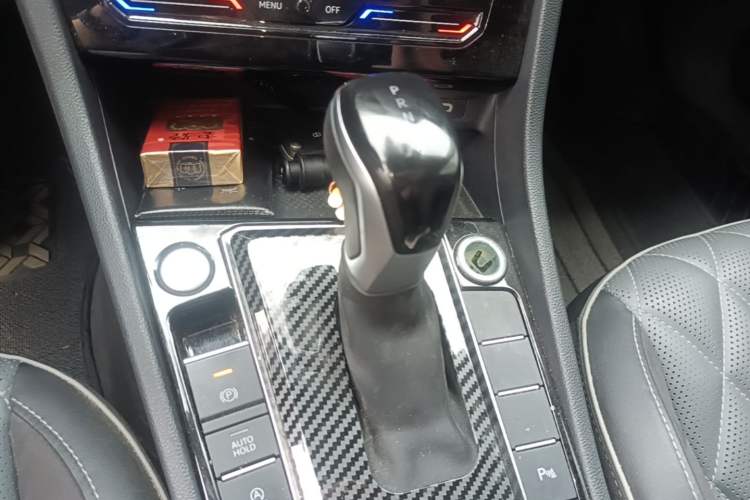 Used Volkswagen Sagitar 2024 300TSI DSG Excellence Edition Gear Lever