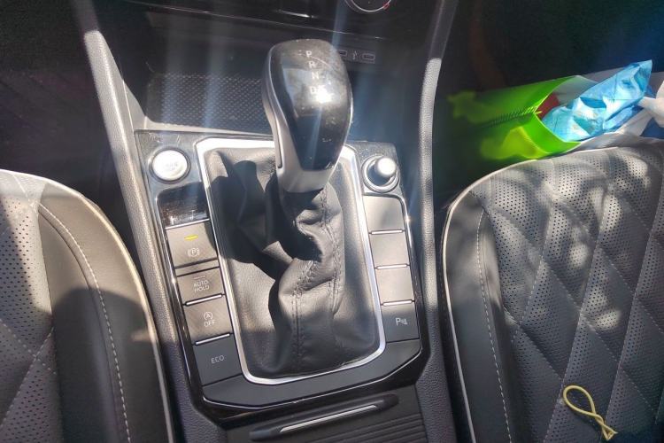 Used Volkswagen Sagitar 2024 300TSI DSG Excellence Edition Gear Lever