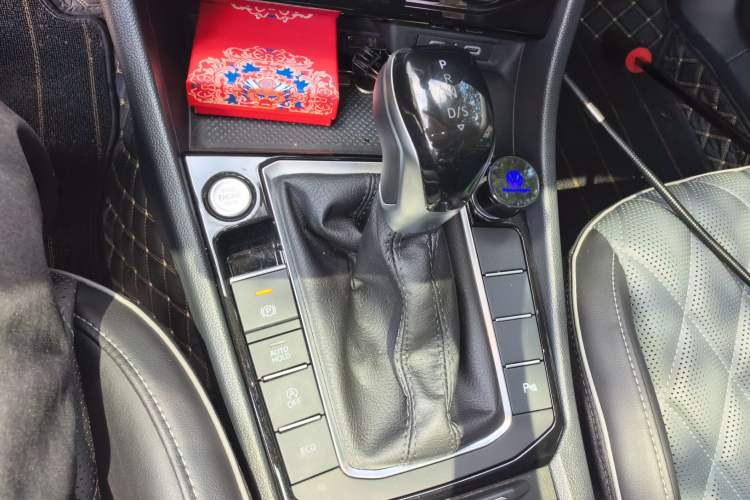 Used Volkswagen Sagitar 2024 300TSI DSG Excellence Edition Gear Lever