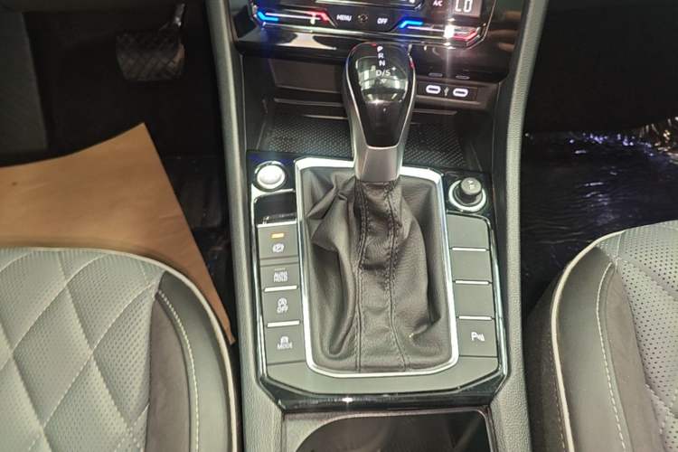 Used Volkswagen Sagitar 2024 300TSI DSG Excellence Edition Gear Lever