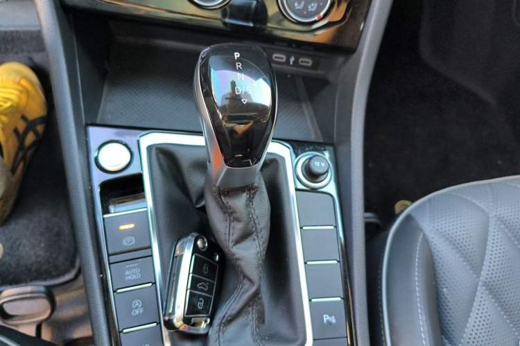 Used Volkswagen Sagitar 2024 300TSI DSG Excellence Edition Gear Lever