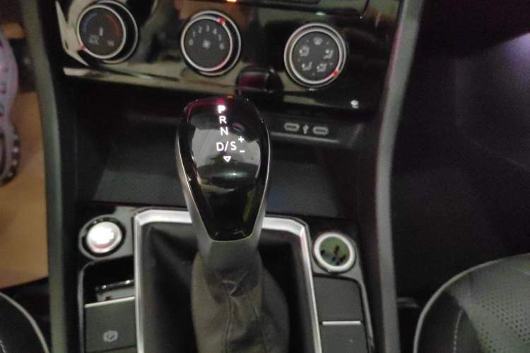 Used Volkswagen Sagitar 2024 300TSI DSG Excellence Edition Gear Lever