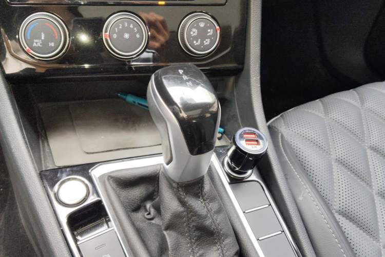 Used Volkswagen Sagitar 2024 300TSI DSG Excellence Edition Gear Lever