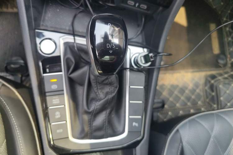 Used Volkswagen Sagitar 2024 300TSI DSG Excellence Edition Gear Lever