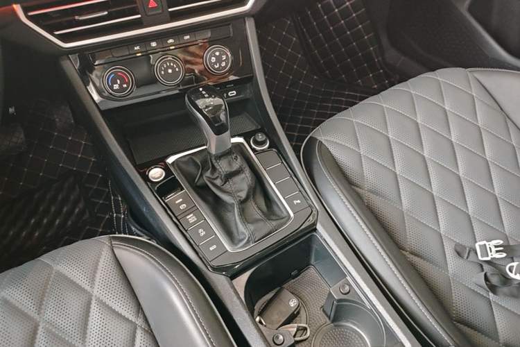 Used Volkswagen Sagitar 2024 300TSI DSG Excellence Edition Gear Lever