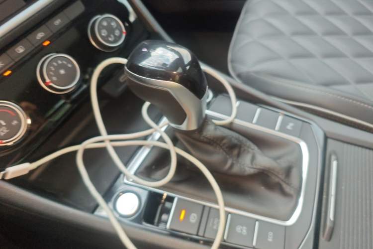 Used Volkswagen Sagitar 2024 300TSI DSG Excellence Edition Gear Lever
