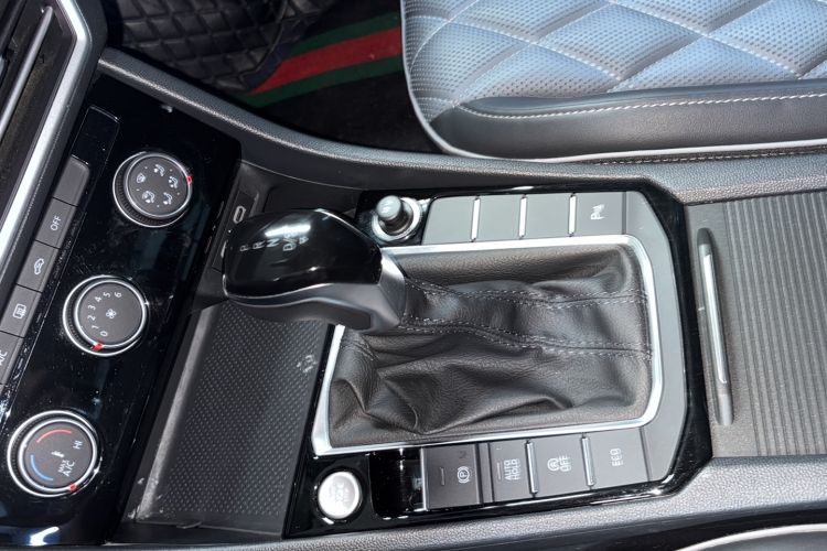 Used Volkswagen Sagitar 2024 300TSI DSG Excellence Edition Gear Lever