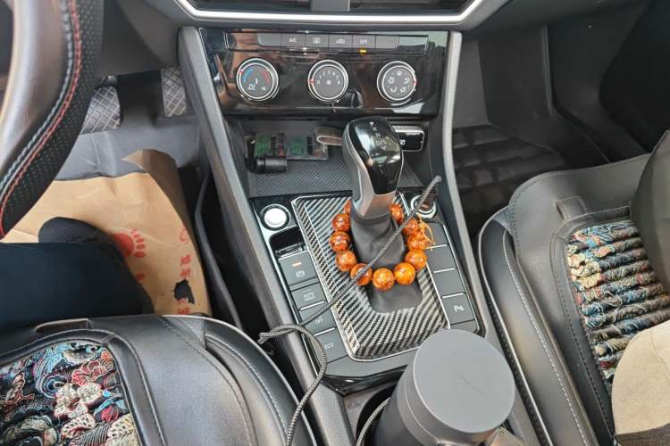 Used Volkswagen Sagitar 2024 300TSI DSG Excellence Edition Gear Lever