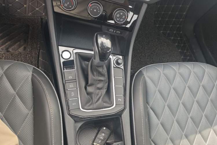 Used Volkswagen Sagitar 2024 300TSI DSG Excellence Edition Gear Lever