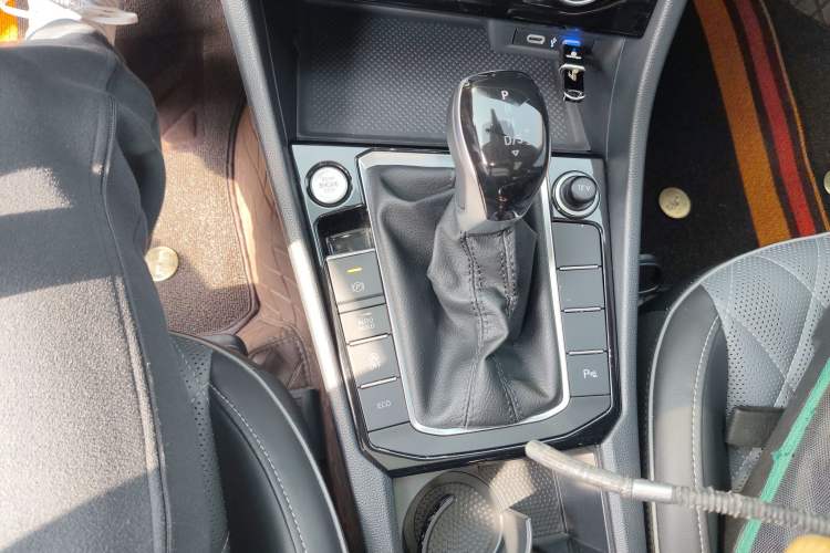 Used Volkswagen Sagitar 2024 300TSI DSG Excellence Edition Gear Lever