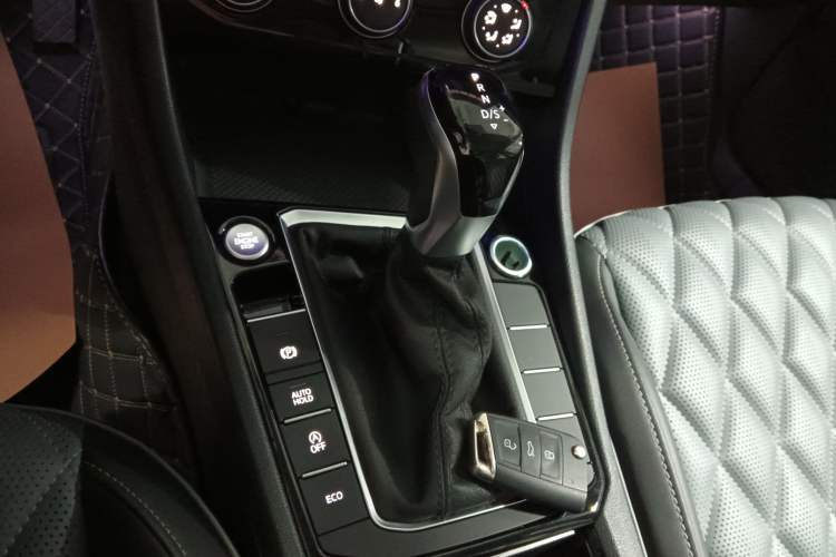 Used Volkswagen Sagitar 2024 300TSI DSG Excellence Edition Gear Lever