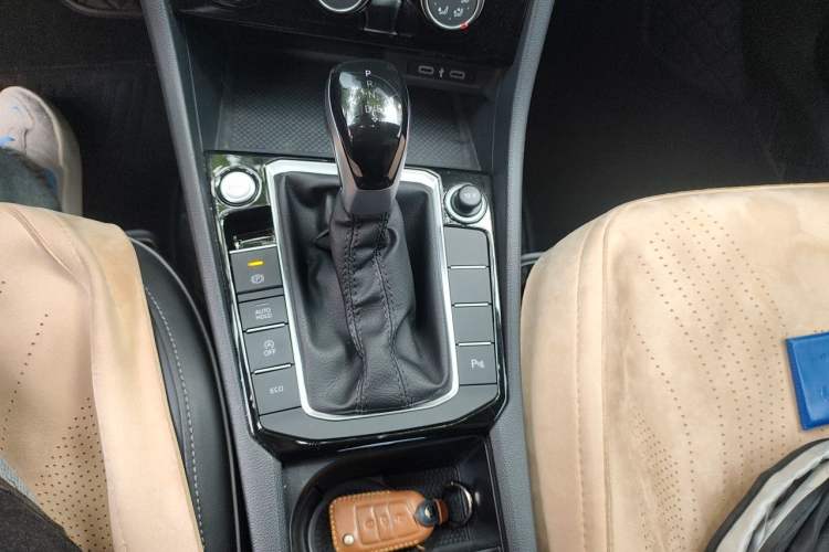 Used Volkswagen Sagitar 2024 300TSI DSG Excellence Edition Gear Lever