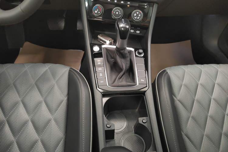 Used Volkswagen Sagitar 2024 300TSI DSG Excellence Edition Gear Lever