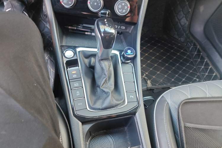 Used Volkswagen Sagitar 2024 300TSI DSG Excellence Edition Gear Lever