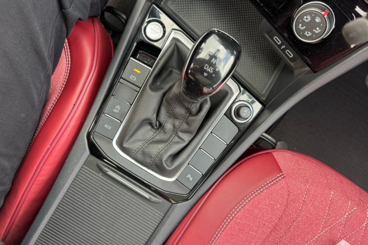 Used Volkswagen Sagitar 2024 300TSI DSG Excellence Edition Gear Lever