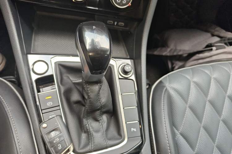 Used Volkswagen Sagitar 2024 300TSI DSG Excellence Edition Gear Lever