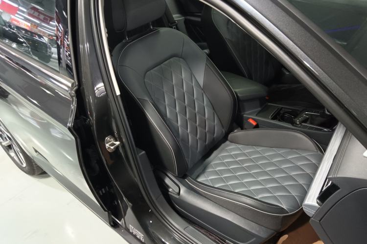 Used Volkswagen Sagitar 2024 300TSI DSG Excellence Edition Right Front Seat