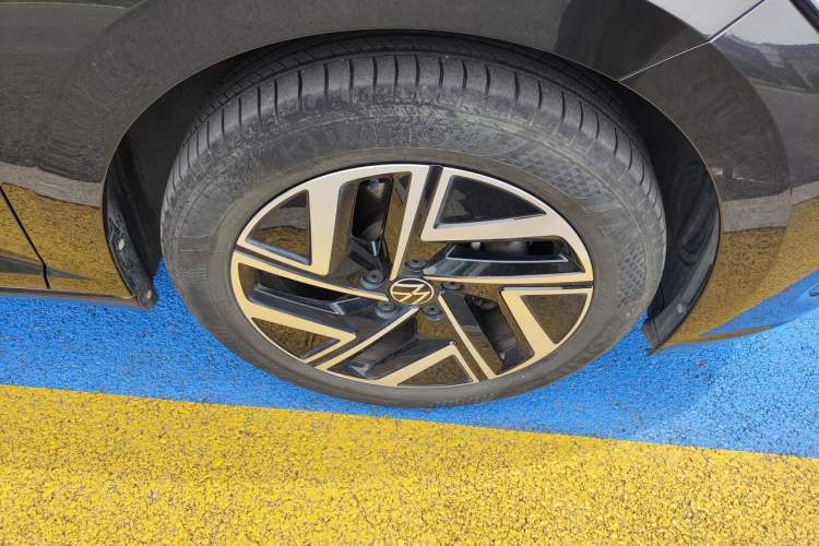 Used Volkswagen Sagitar 2024 300TSI DSG Excellence Edition Right Front Wheel Hub