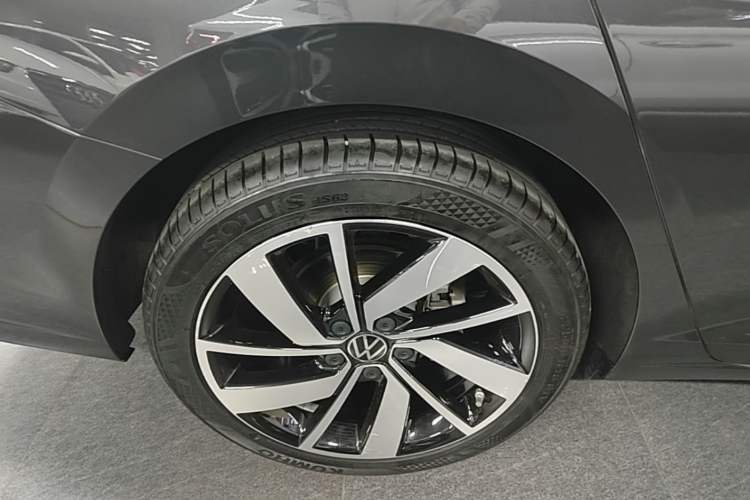 Used Volkswagen Sagitar 2024 300TSI DSG Excellence Edition Right Rear Wheel Hub