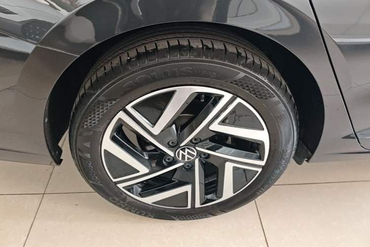 Used Volkswagen Sagitar 2024 300TSI DSG Excellence Edition Right Rear Wheel Hub
