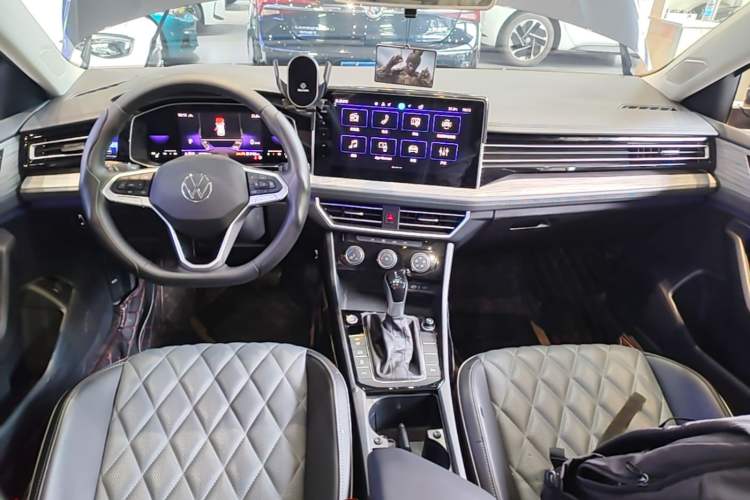 Used Volkswagen Sagitar 2024 300TSI DSG Excellence Edition Center Console