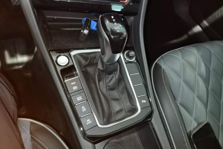 Used Volkswagen Sagitar 2024 300TSI DSG Excellence Edition Gear Lever