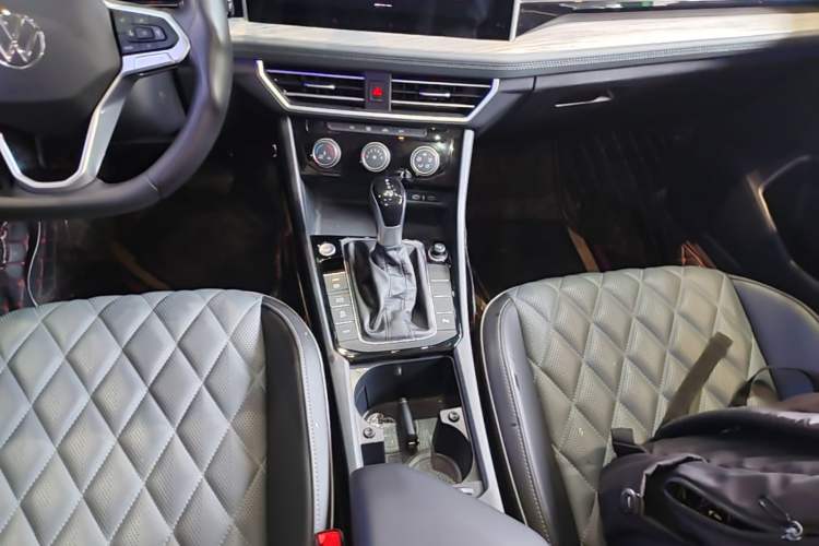 Used Volkswagen Sagitar 2024 300TSI DSG Excellence Edition Gear Lever