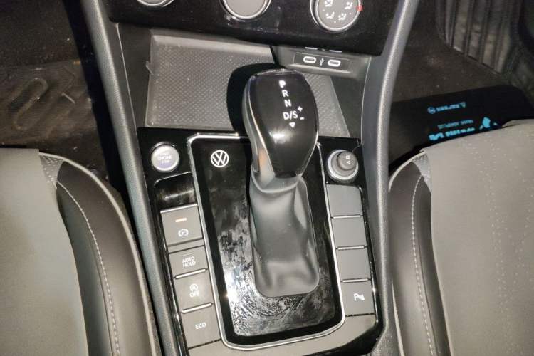 Used Volkswagen Sagitar 2024 300TSI DSG Excellence Edition Gear Lever
