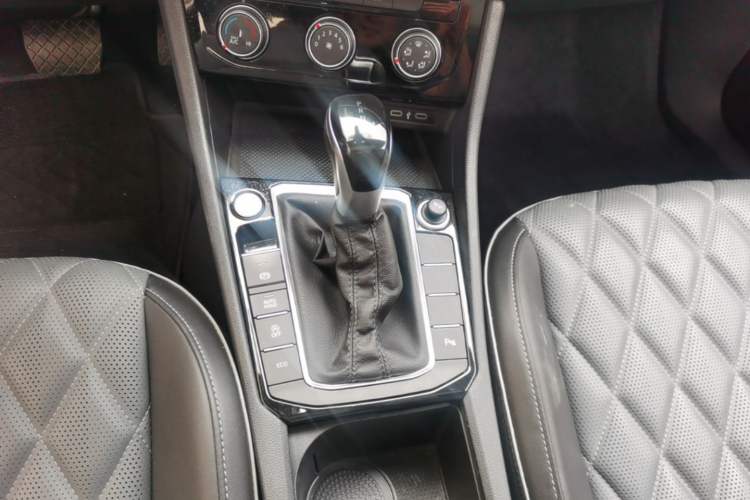 Used Volkswagen Sagitar 2024 300TSI DSG Excellence Edition Gear Lever