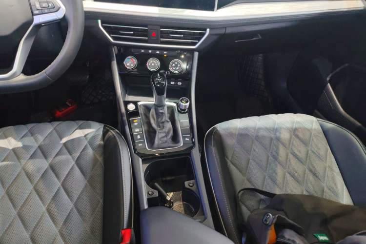 Used Volkswagen Sagitar 2024 300TSI DSG Excellence Edition Gear Lever